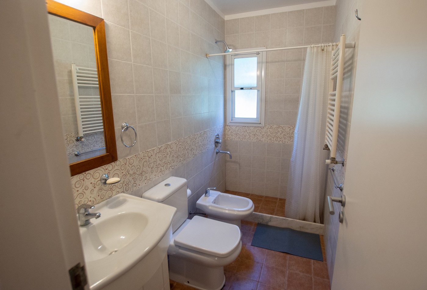 Casa en venta en Las Gaviotas. Lote apto dos unidades.