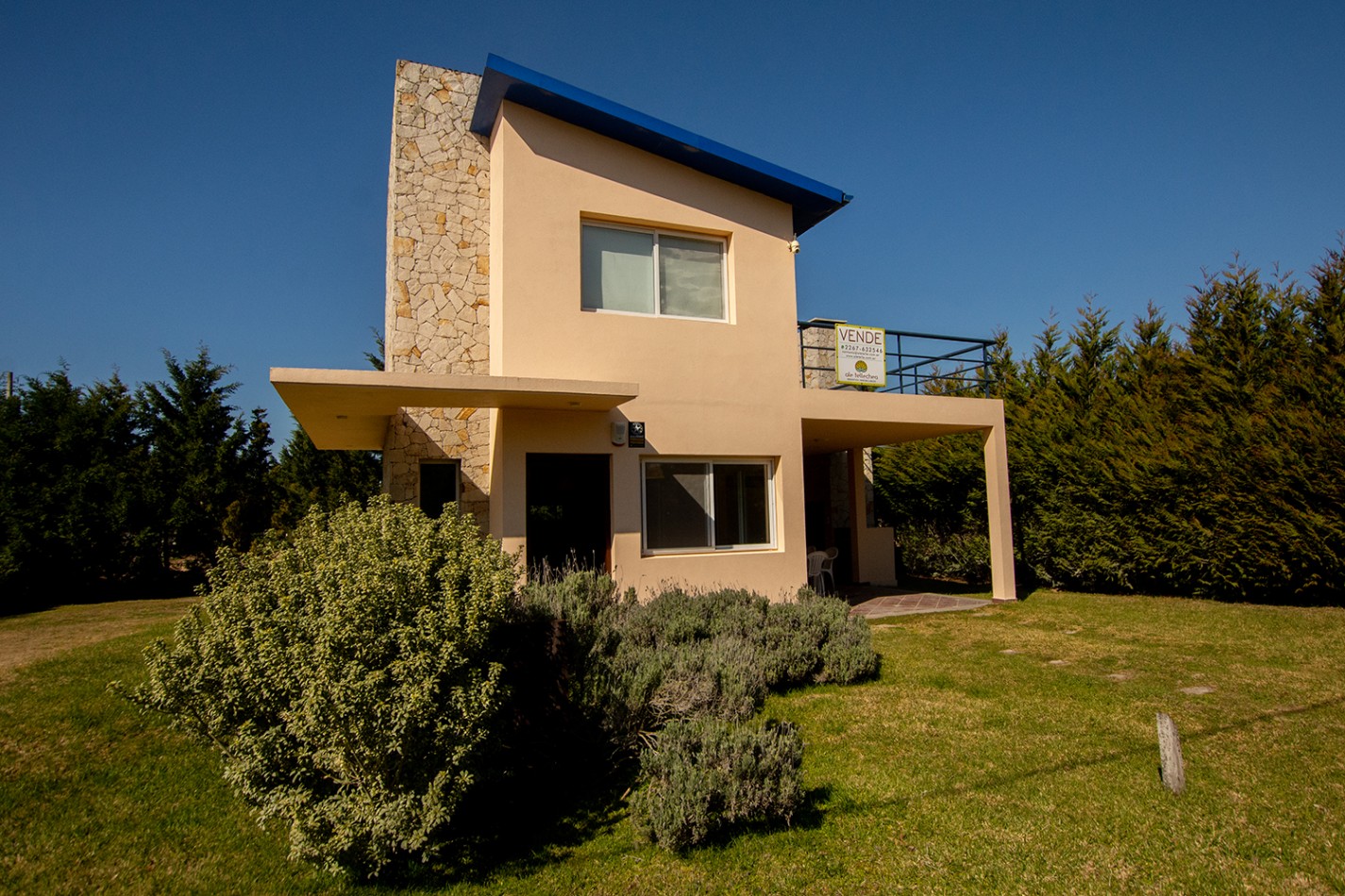 Casa en venta en Las Gaviotas. Lote apto dos unidades.