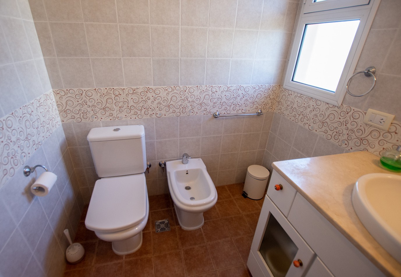 Casa en venta en Las Gaviotas. Lote apto dos unidades.