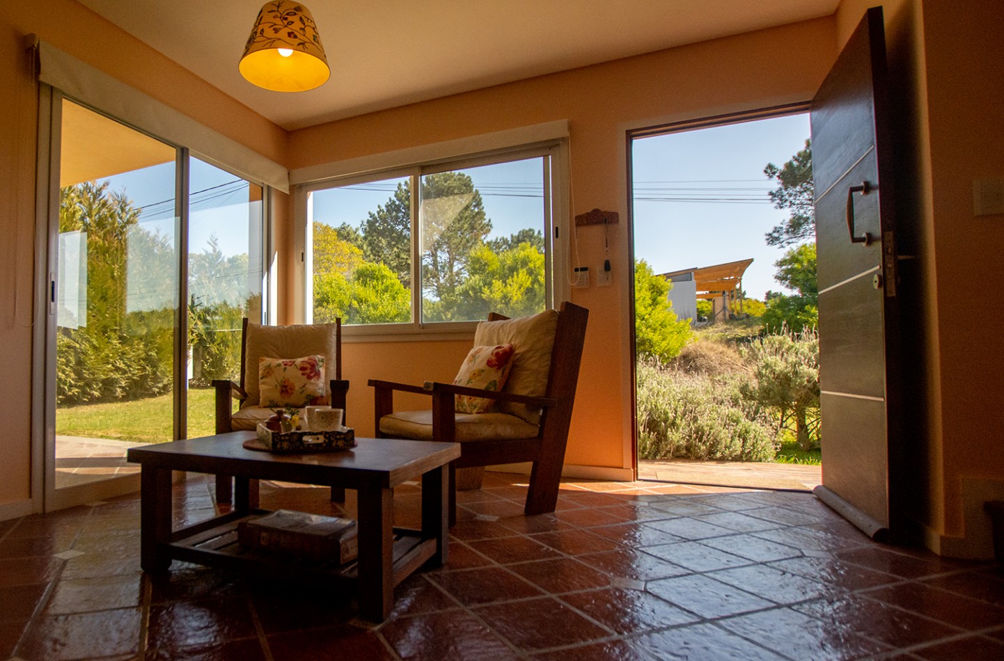 Casa en venta en Las Gaviotas. Lote apto dos unidades.