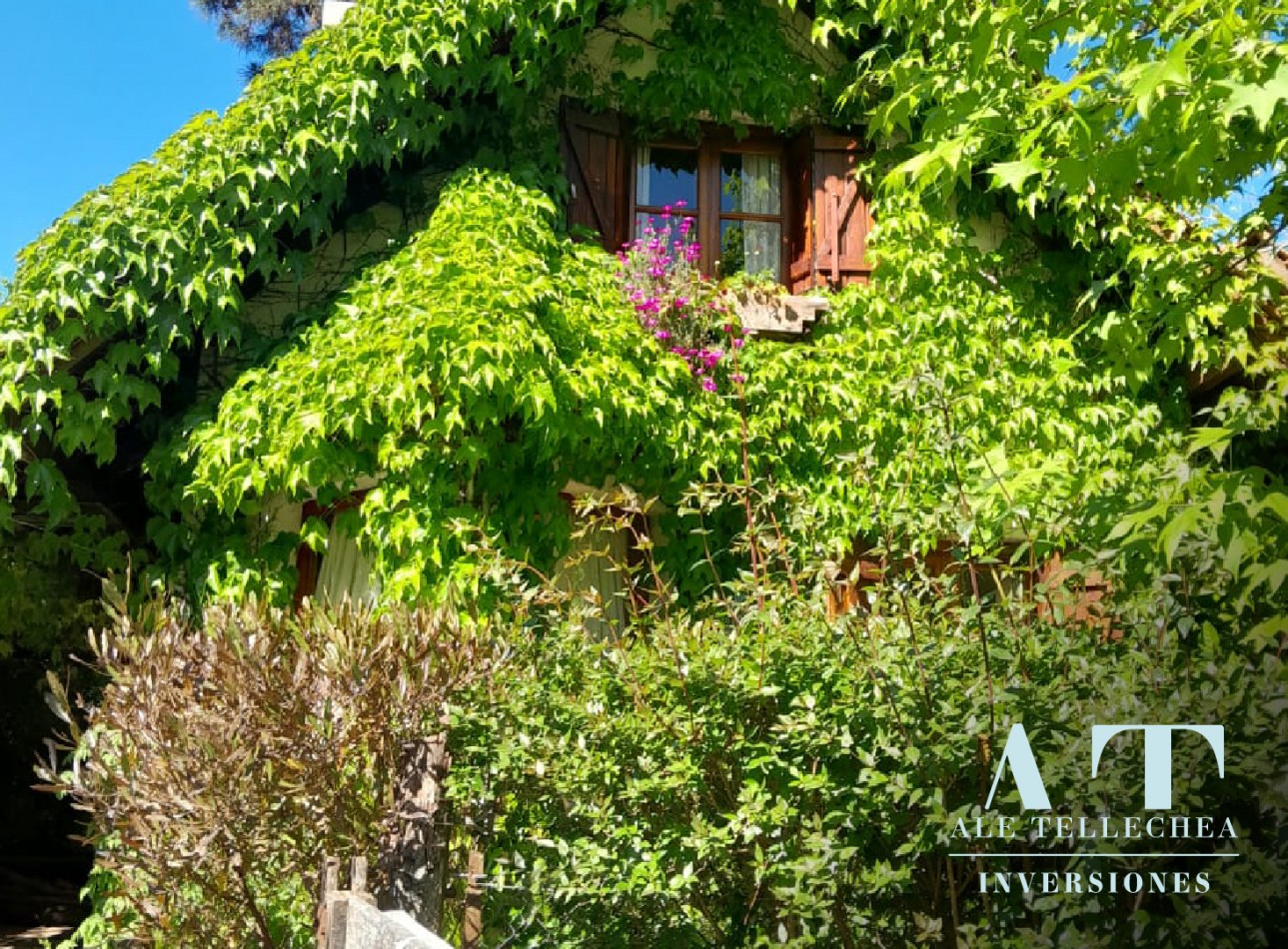 Casa en venta de 2 plantas con patio, parrilla y cochera - Apta credito y escrituracion inmediata