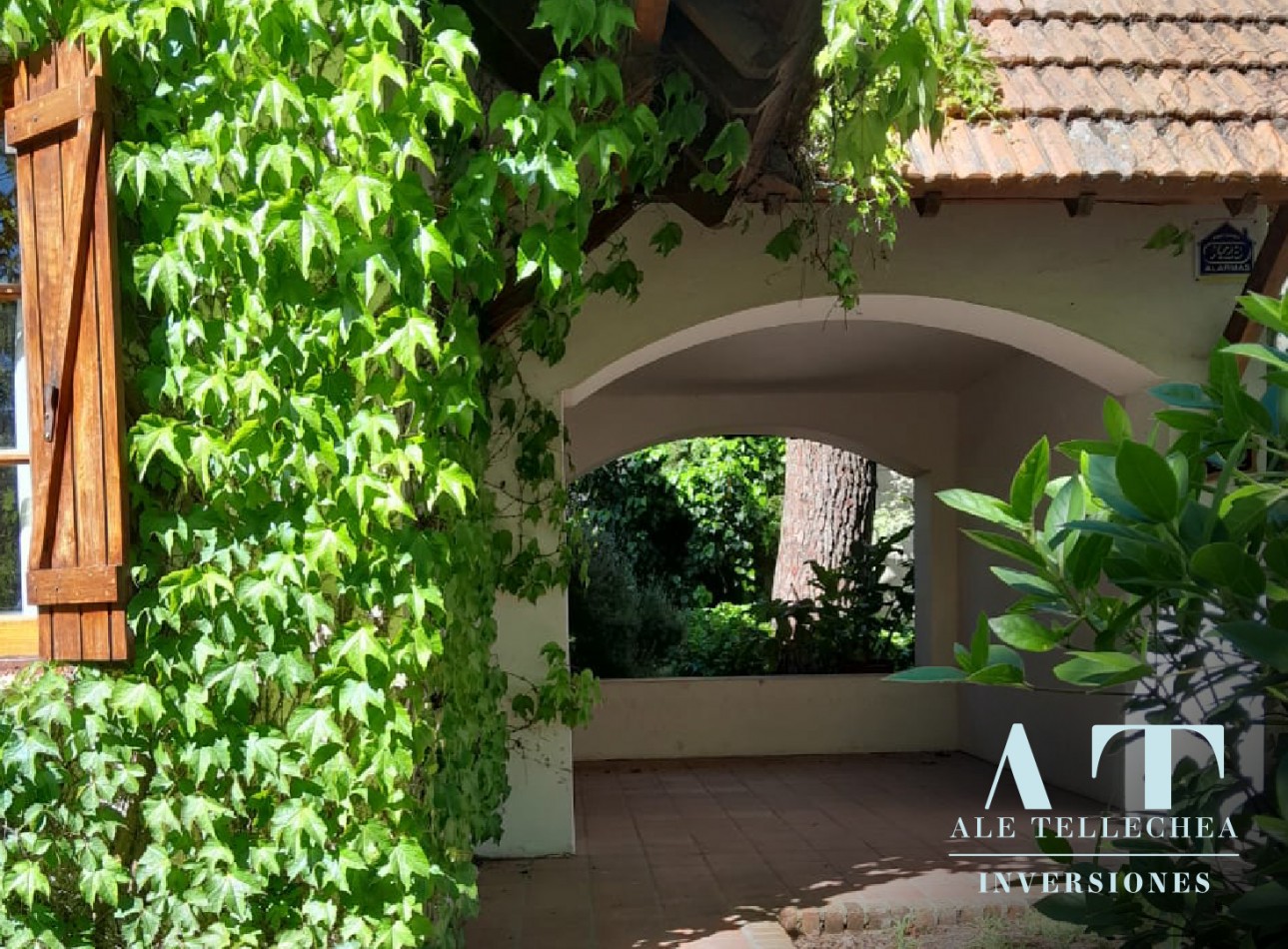 Casa en venta de 2 plantas con patio, parrilla y cochera - Apta credito y escrituracion inmediata