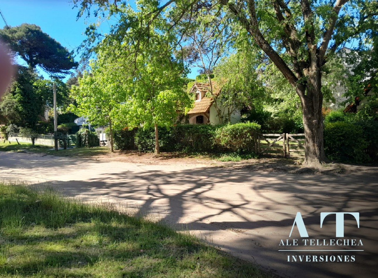 Casa en venta de 2 plantas con patio, parrilla y cochera - Apta credito y escrituracion inmediata