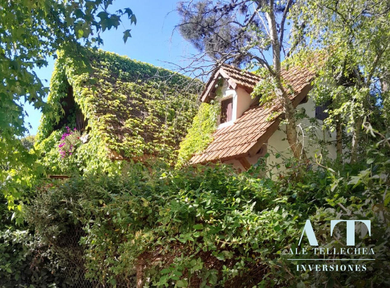 Casa en venta de 2 plantas con patio, parrilla y cochera - Apta credito y escrituracion inmediata