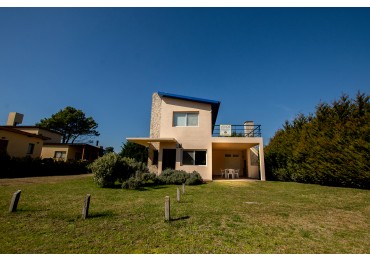 Casa en venta en Las Gaviotas. Lote apto dos unidades.