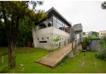 Casa en Mar de las Pampas-Cerca del Mar con pileta