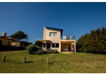 Casa en venta en Las Gaviotas. Lote apto dos unidades.